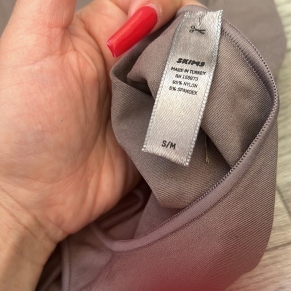 Skims Essential Crew Neck Sleeveless - Picture 10 of 10